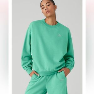 ALO accolade crewneck pullover in Lettuce NWT